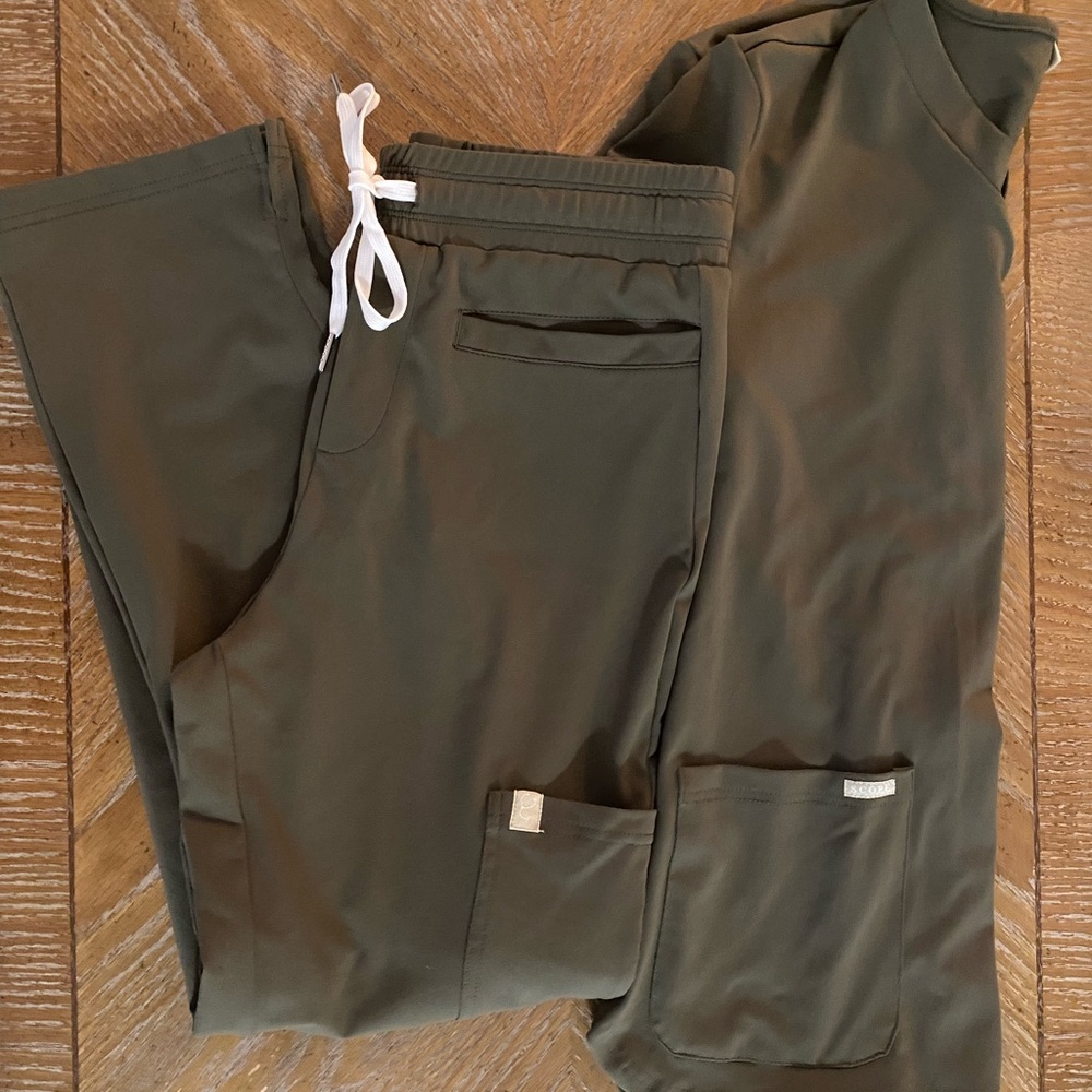 Women’s Scope Scrub set size XXS in the color Olive.
